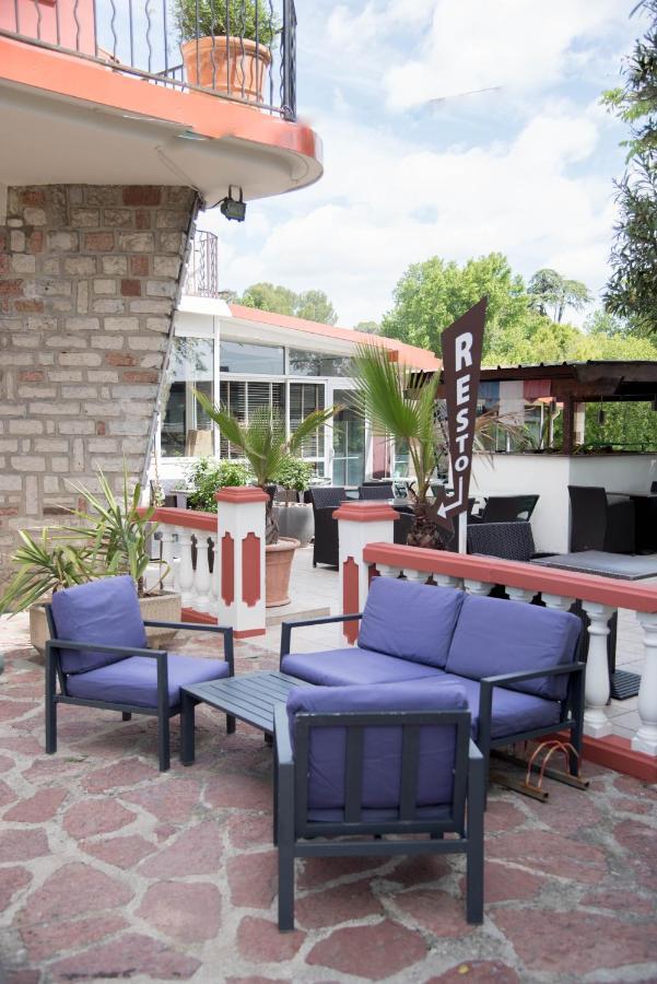Hôtel restaurant Mon Auberge Lunel  Buitenkant foto