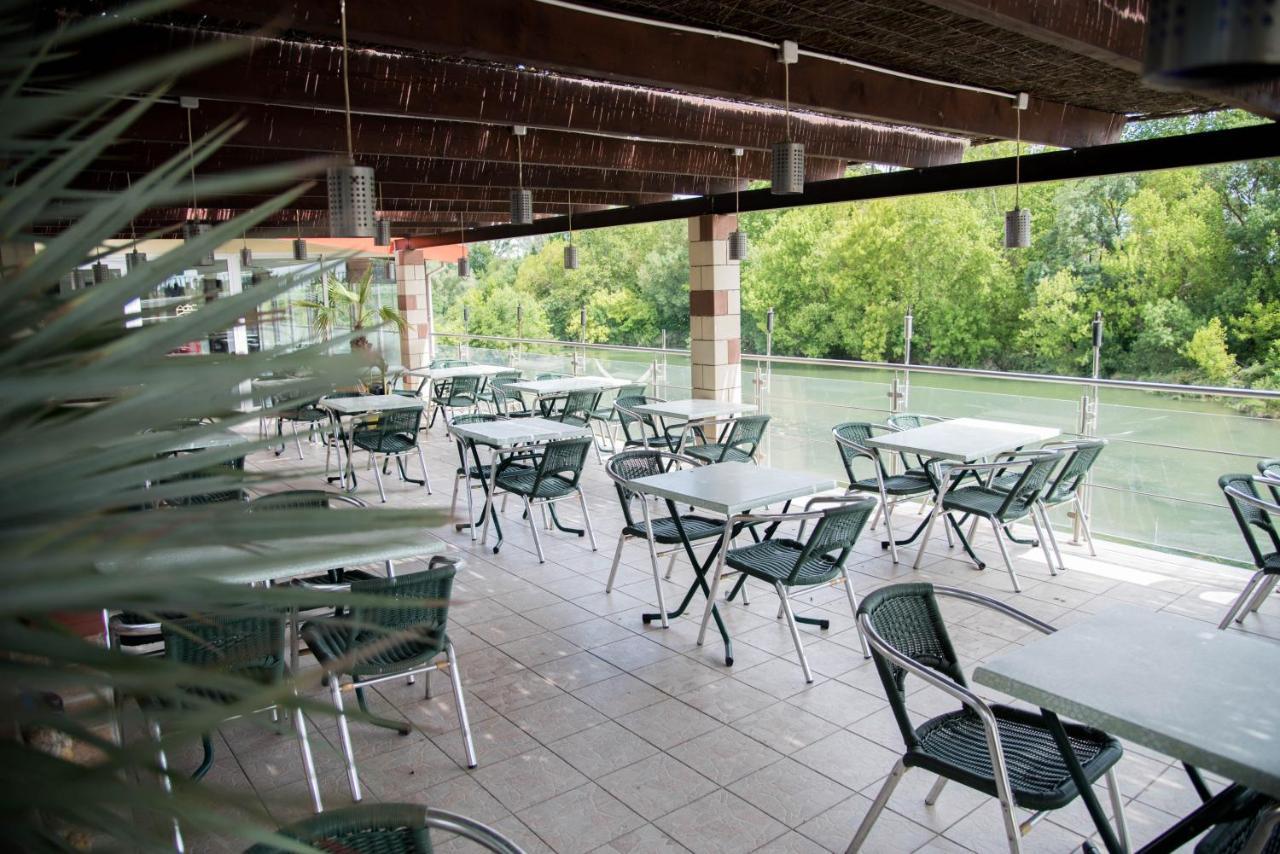 Hôtel restaurant Mon Auberge Lunel  Buitenkant foto